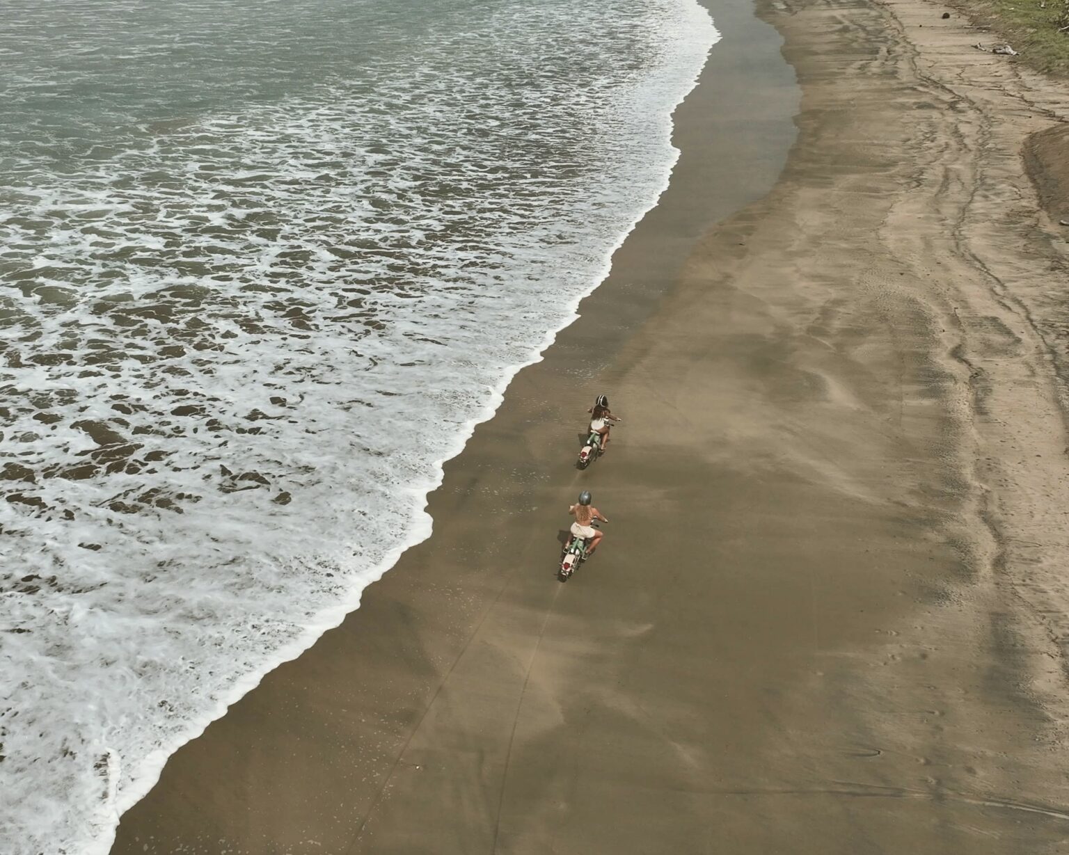 Ebikes commercial video: chasing waves with CAKE electric bikes - Elise ...